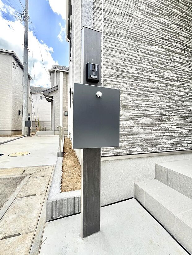 【その他現地】表札・インターホン・ポストをひとつに集約。エントランスになじむシンプルデザイン。