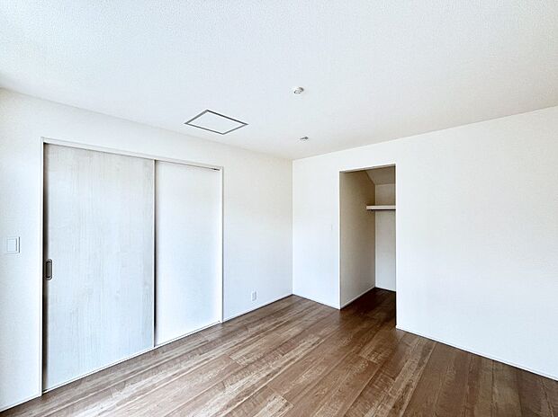 【寝室】ウォークインクローゼットがあるお部屋。季節ごとの入れ替えも不要で便利です!