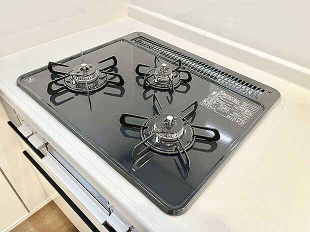 【Siセンサーコンロ】ガスコンロはSiセンサー搭載。火力調節や焦げ付き・消し忘れも防いでくれます。