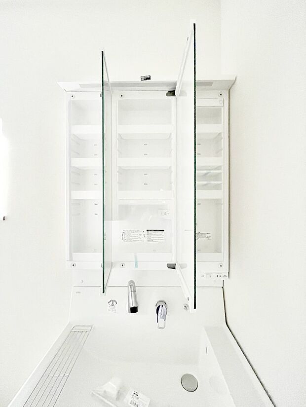 【三面鏡裏収納】三面鏡の裏に、化粧品や衛生用品などを収納可能。洗面台をすっきりと保ちます!