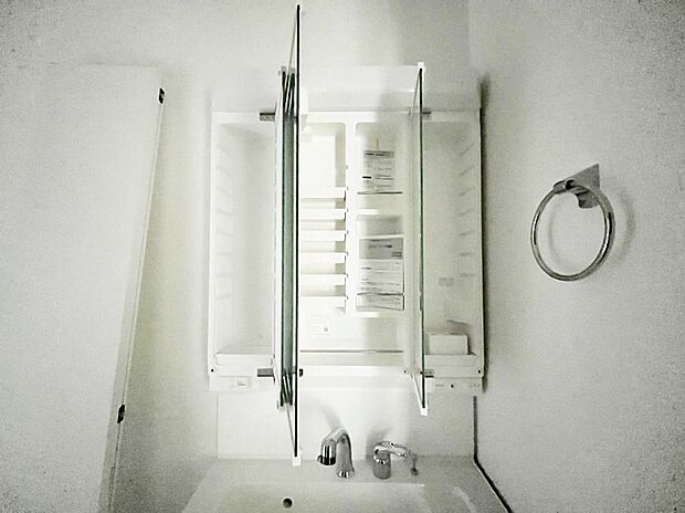 【三面鏡裏収納】三面鏡の裏に、化粧品や衛生用品などを収納可能。洗面台をすっきりと保ちます!