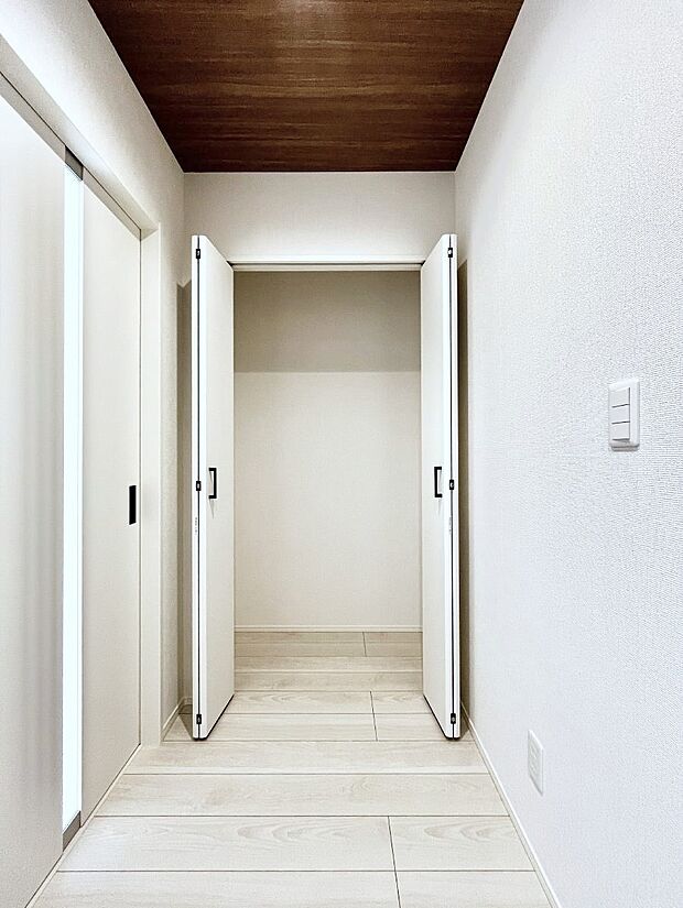 【玄関ホール収納】玄関ホール収納です。掃除道具やお出かけ用グッズの収納に便利です。