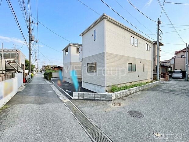 【前面道路含む現地写真】角地なので日当たりも良く、お家が堂々として見えます。