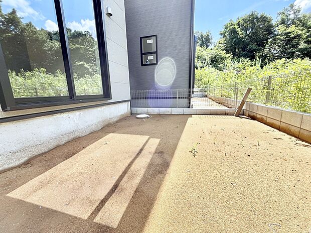 【庭】ガーデニングや家庭菜園も楽しめるお庭付き。