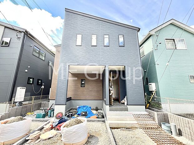 【現地外観写真】上質感あふれる外観デザイン。魅力の住まいを実現。