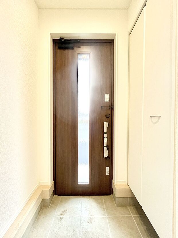 【玄関】家族の帰宅やお客様をあたたかく迎える玄関  