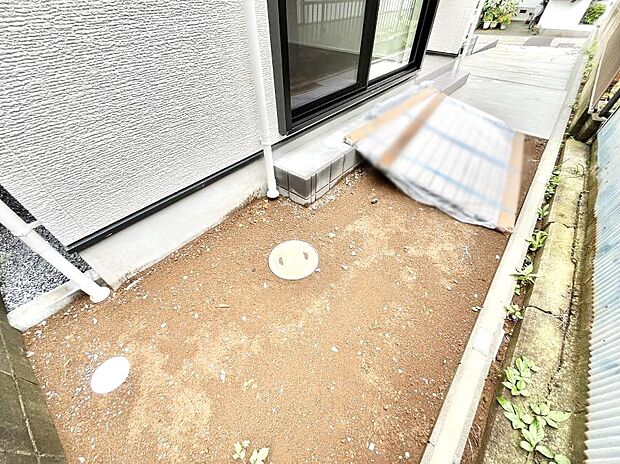 【庭】プランターを並べて季節のお花を楽しめるお庭付き。