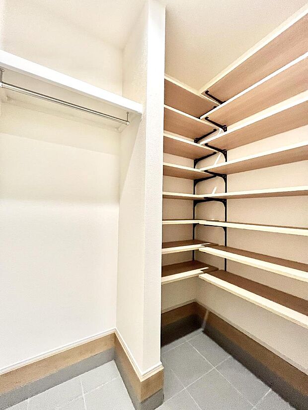 【収納】シューズインクローク付き！雨具やベビーカーも置けます。 