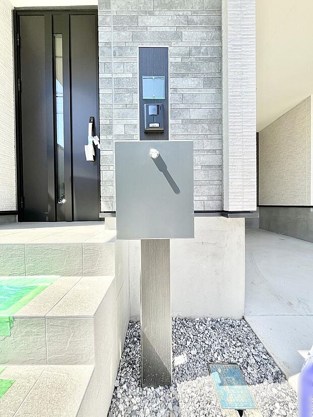 【その他現地】シンプルデザインのポスト。