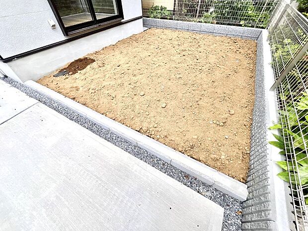 【庭】ガーデニングや家庭菜園も楽しめるお庭付き。