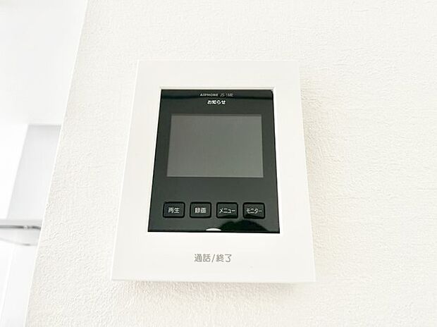 【TVモニター付きインターフォン】訪問者が一目でわかる安心のＴＶモニター付きインターホン。 