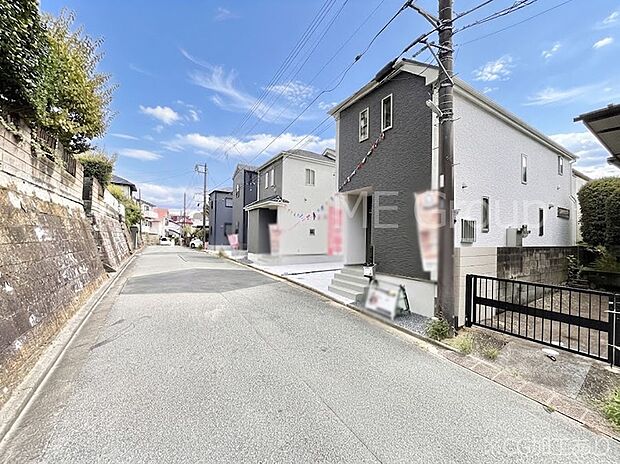 【前面道路含む現地写真】前面道路はきちんと整備されています