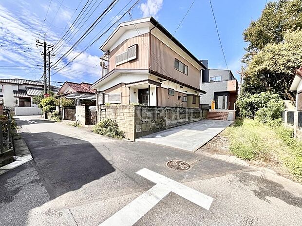 【前面道路含む現地写真】奥まった地形は、車道に面しておらず、静かでプライベート感を味わえる立地です。