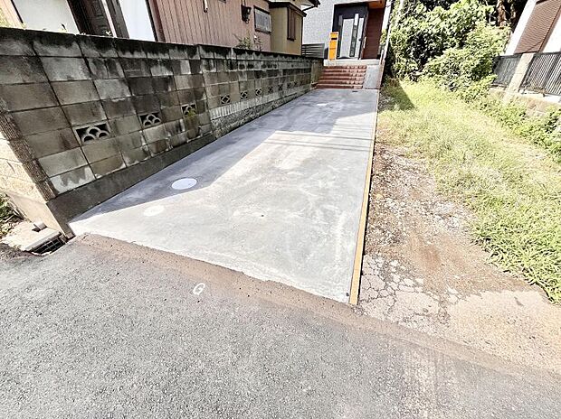 【駐車場】駐車2台可能!急なお客様の駐車に。また、ご家族の自転車スペースとしても大活躍。