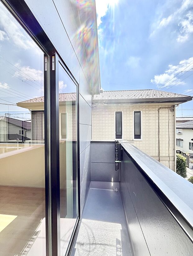 【脱衣場】清潔感のある快適空間です。毎日の身支度も気持ち良くお使い頂けます。