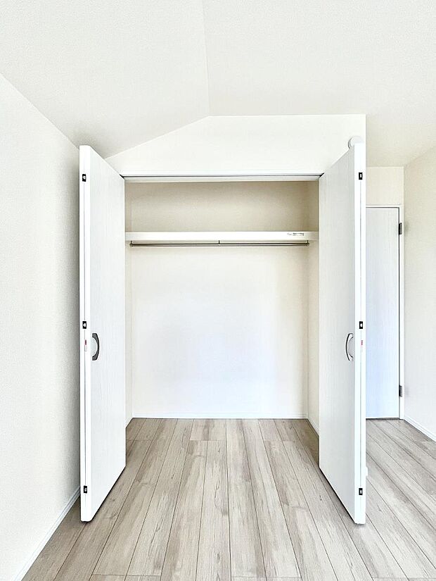 【収納】洋室クローゼット。全ての居室に収納が付いていて、居住スペースを広く使えます。