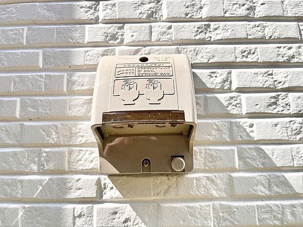 【その他現地】お掃除などに便利な外コンセント