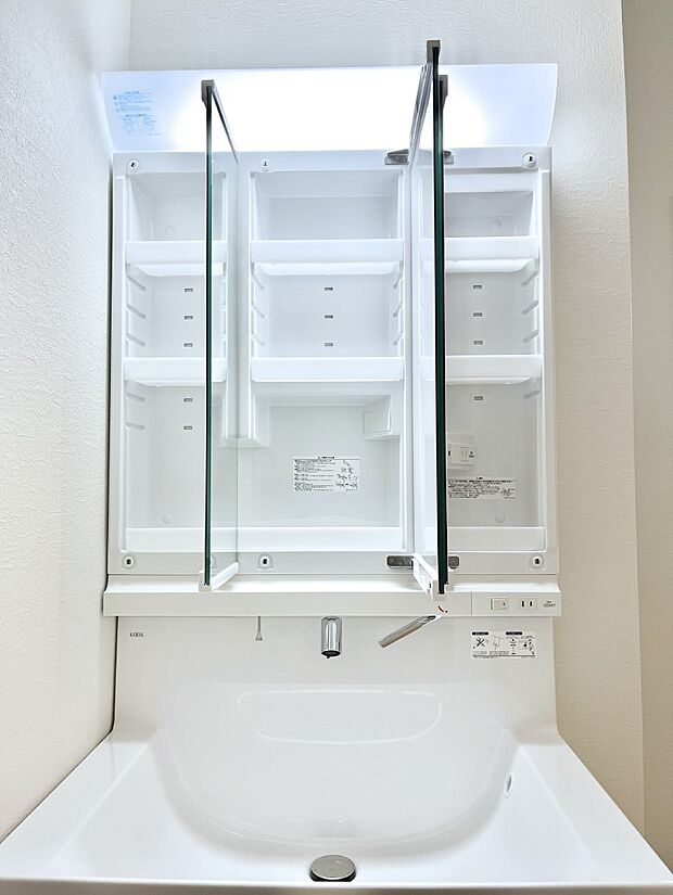 【三面鏡裏収納】三面鏡の裏に、化粧品や衛生用品などを収納可能。洗面台をすっきりと保ちます!