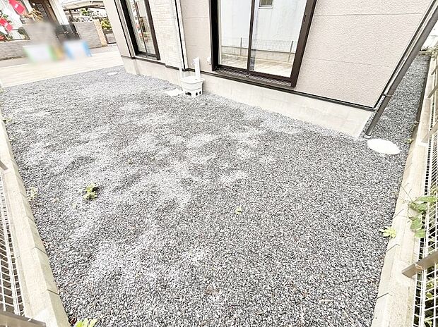 【庭】家族で楽しめる庭付きです。ガーデニングや物置を置いたり、お子様がいらっしゃるご家庭ではプールなど使い方はさまざまです。 
