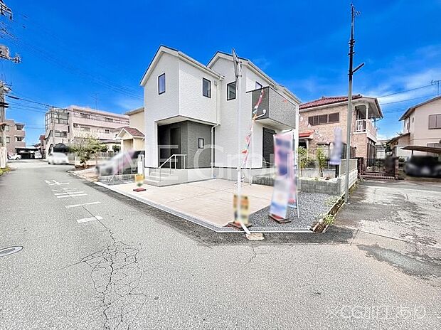 【前面道路含む現地写真】陽光と開放感に恵まれた角地。ここから始まる新生活を応援いたします！