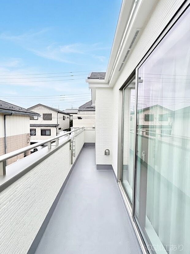 【バルコニー】暖かな陽光が降り注ぐバルコニーはお洗濯におすすめ。爽やかな風も心地よいです。
