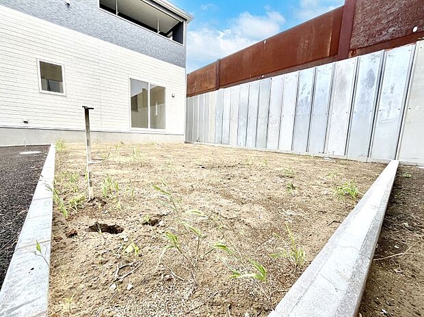 【庭】ガーデニングや家庭菜園も楽しめるお庭付き。