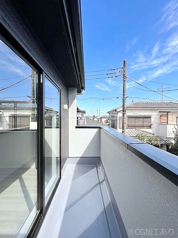 【バルコニー】暖かな陽光が降り注ぐバルコニーはお洗濯におすすめ。爽やかな風も心地よいです。