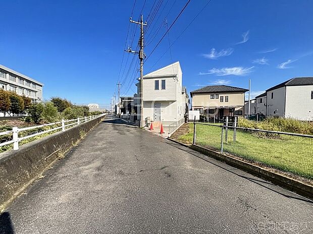【前面道路含む現地写真】前面道路はきちんと整備されています