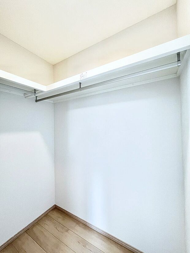 【ウォークインクローゼット】ウォークインクローゼット付きで生活空間を広く利用できます。