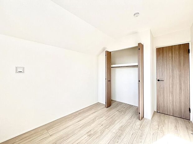 【寝室】収納が充実しているので居住スペースを広々使えます