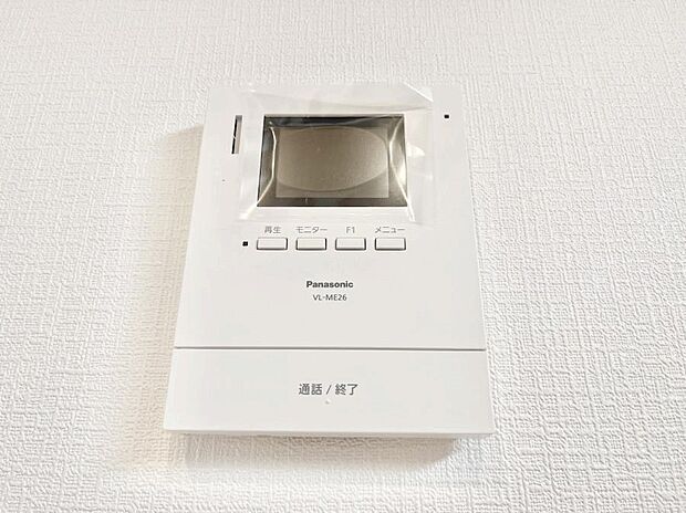 【TVモニター付きインターフォン】訪問者が一目でわかる安心のＴＶモニター付きインターホン。 