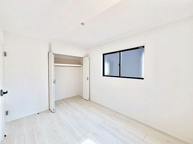 【寝室】収納が充実しているので居住スペースを広々使えます
