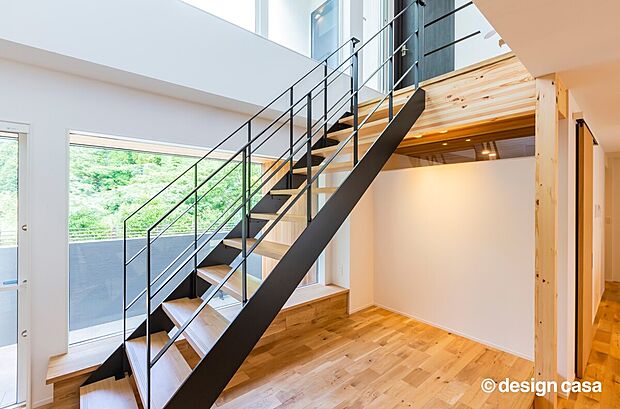 【施工例】階段をアイアンにすることでデザイン感が強まり見栄えがガラリと変更できます。