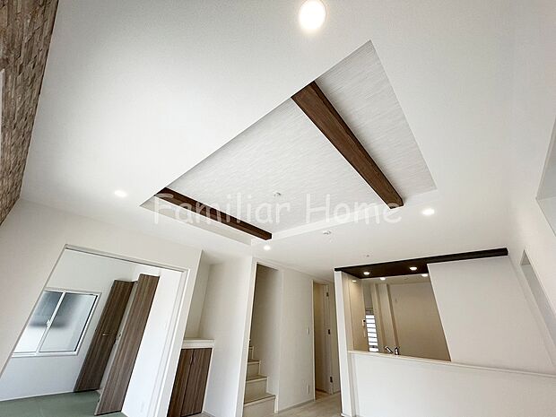 【折上天井】LDK　折上天井は一部に高さを取ることでお部屋に奥行きが生まれ、広く感じることができます。