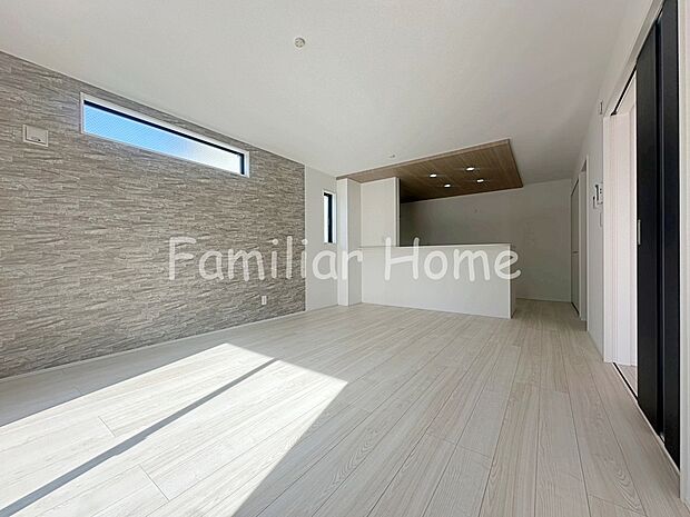 【LDK】LDK　自然光が広がる2面採光の居心地のよいリビングです。