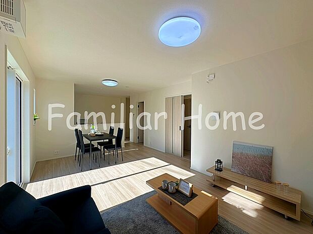 【LDK】LDK シンプルで美しいデザインのリビングは、お好みのインテリアにコーディネイトしやすく、家族がやすらぐ癒しの空間が作れます。