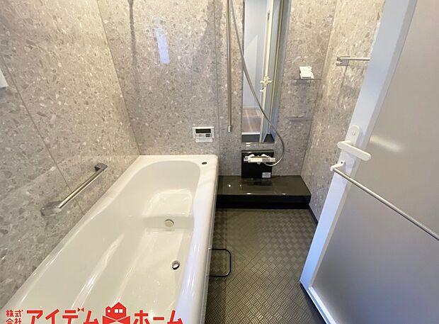 【浴室(1号棟)】賃貸にはない、1坪タイプのバスルーム。
ゆったり足が伸ばせるので、毎日の疲れを癒やせます。
ご家族みんなでも入れます♪
浴室換気乾燥暖房機付きで浴室内干しも可能!