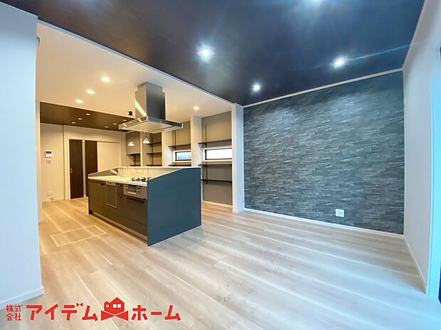 【リビング(1号棟)】大きな窓から心地よい陽射しが室内に行き渡り、
くつろぎの空間が広がります。
キッチンで家事をしていても
いつでも家族が近くに感じられます。