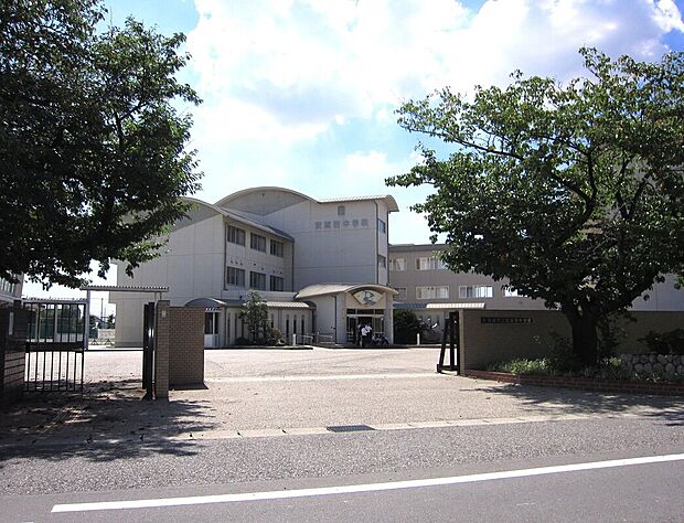 安城市立安城西中学校（約640m）