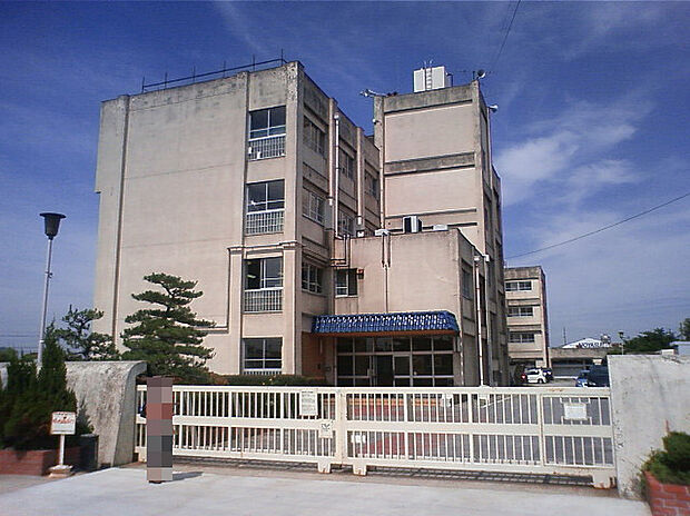 高浜市立港小学校(約1,200m)