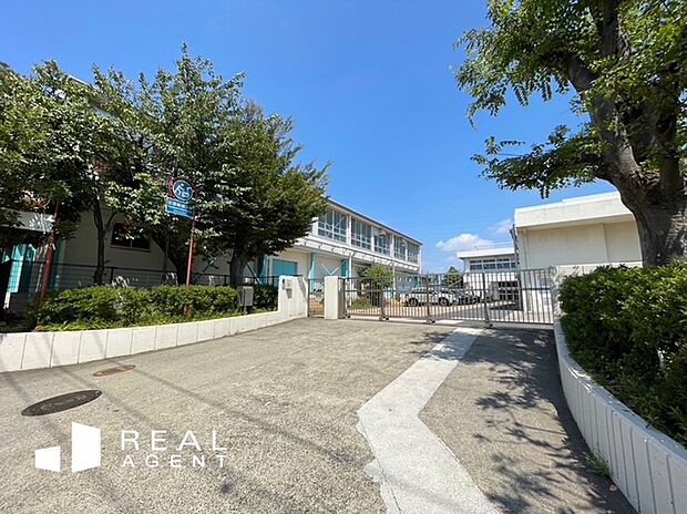 横浜市立新吉田第二小学校(約880m)