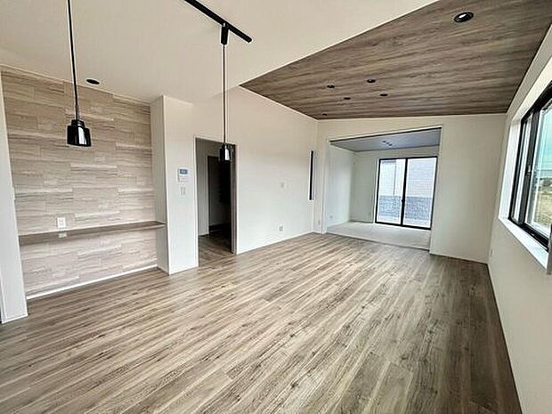 ダイニングに設けたカウンターは、ちょっとした作業やお子様のスタディスペースとしても活躍。
家族の気配を感じながら使える、便利で使い勝手の良い空間です。