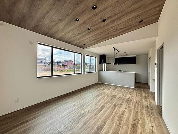 約18.4帖の広々LDKは、家族が自然と集まる心地よい空間。
ダイニングとリビングをゆったり配置でき、日々の暮らしにゆとりと開放感をもたらします。