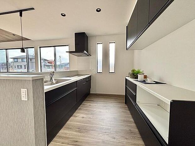 背面にカウンター収納を備えた対面式キッチン。
調理中もリビング・ダイニングを見渡せ、配膳や片付けもスムーズにこなせる使い勝手の良い空間です。