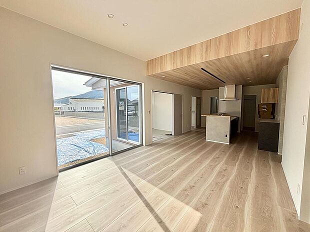 南には大きな窓を設けました。日中は暖かい光が室内いっぱいに差し込むため、電気を点けなくても明るくお過ごしいただけます！