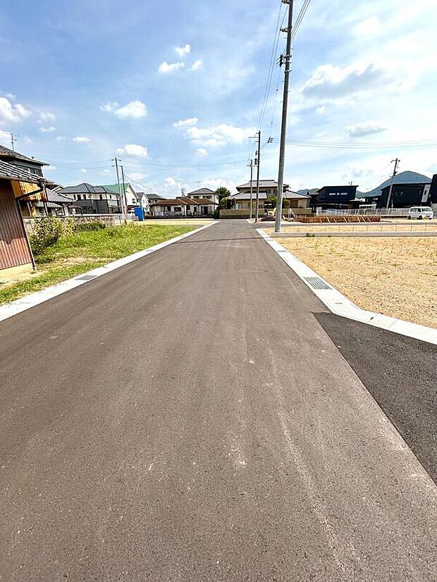 【その他現地】分譲地内道路です。
道路幅は6m確保しているため、分譲地内での車同士のすれ違いも安心です!