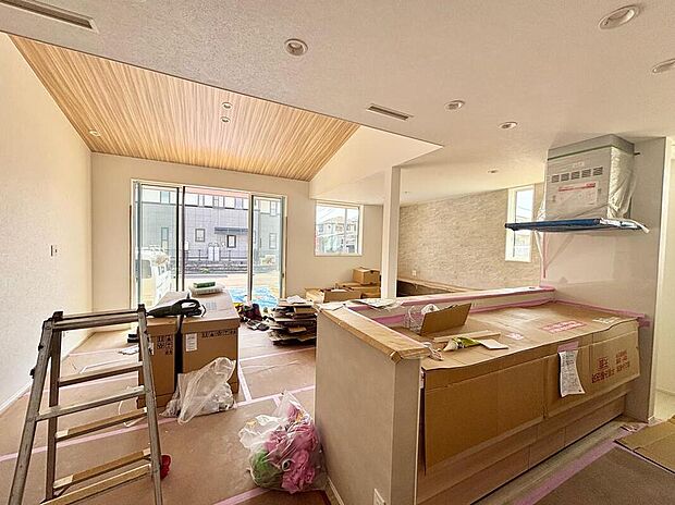 【キッチン】3月撮影
キッチン背面にはカップボードがございます。食器はもちろん、食品のストック等もたっぷり収納可能です♪
完成前からも実際にご見学可能です!
長期優良住宅×省令準耐火構造