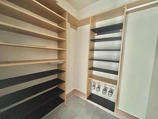 【3月撮影　シューズクローク】シューズクローク内には靴だけでなく、お洋服を収納いただけるようハンガーパイプもございます！