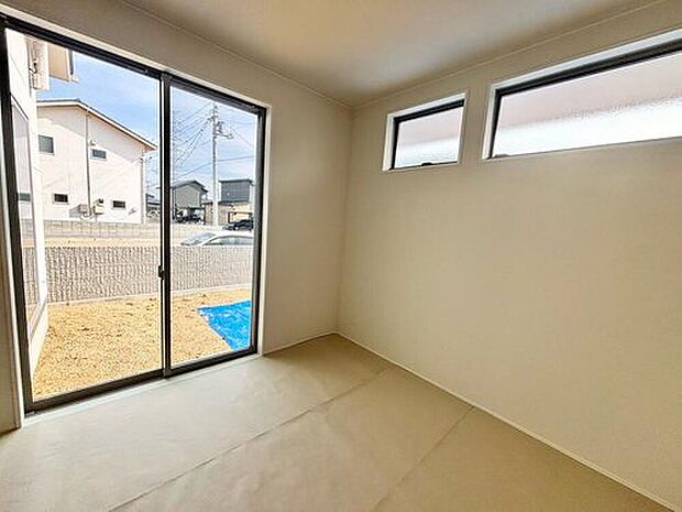 【3月撮影　和室】和室はLDKに隣接しており、キッチン正面にございます。和室をお子様のプレイルームとしてご使用いただく事で、料理をしながらお子様の様子も見守れて安心ですね(*^^*)