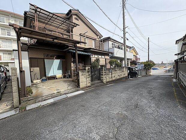 現況のお写真です。お引渡しは解体後更地渡しとなります。